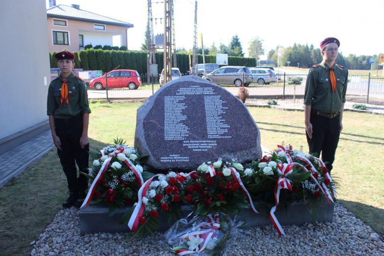 Uroczystość odsłonięcia kamienia poświęconego „Pamięci mieszkańców gminy Sabnie więzionych w latach 1941-1944 w niemieckim nazistowskim Karnym Obozie