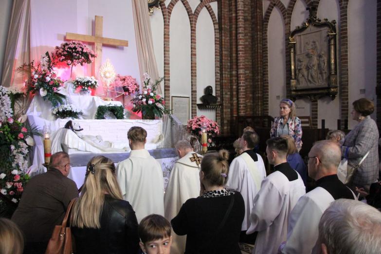 W Wielka Sobotę rano sprawowana była Liturgia Godzin z udziałem kapituły katedralnej