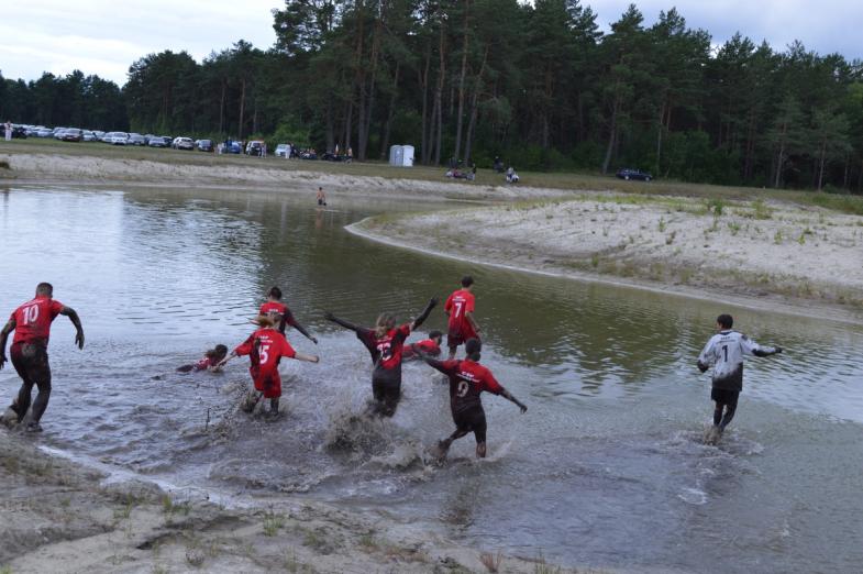 Błoto, sport i lokalne smaki. W Tucznej po raz kolejny zorganizowano wyjątkową imprezę
