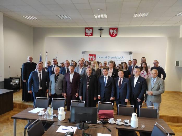 O współpracy i potrzebach mieszkańców. Biskup Piotr Sawczuk z wizytą w siemiatyckim starostwie